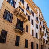 Lasciamo ora i due palazzi gemelli per andare a visitare l�edificio principale del complesso, che si staglia sulla perpendicolare via Guido de Ruggiero